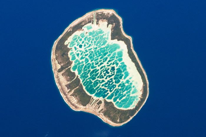 Lagoon lagoons philippines beautiful aerial worldatlas types famous cliffs limestone palawan coron shutterstock